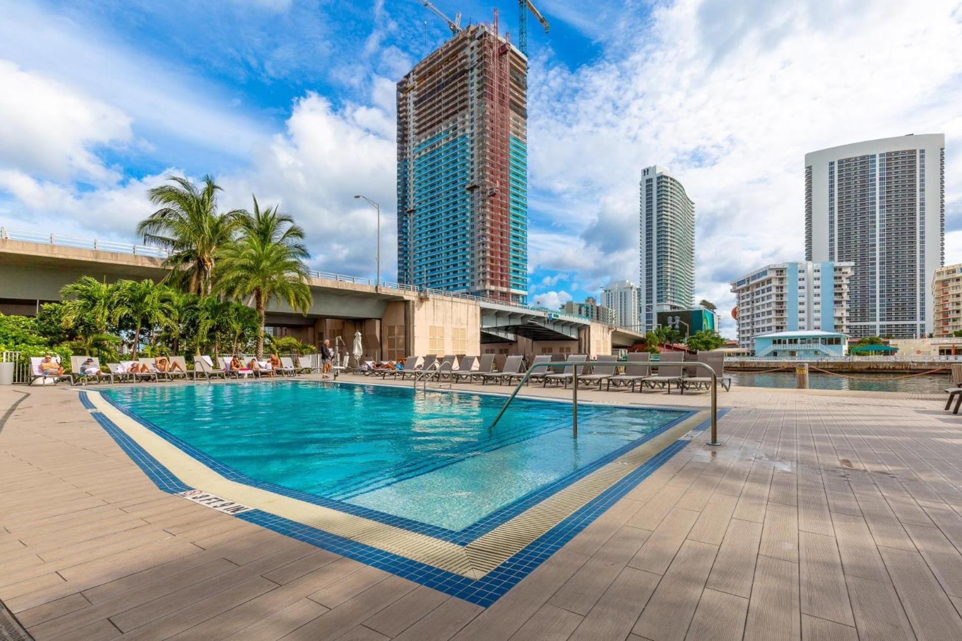 Modern One Bedroom Rental At Beach Walk Resort Miami 18Th Floor Plaja Hallandale Exterior foto