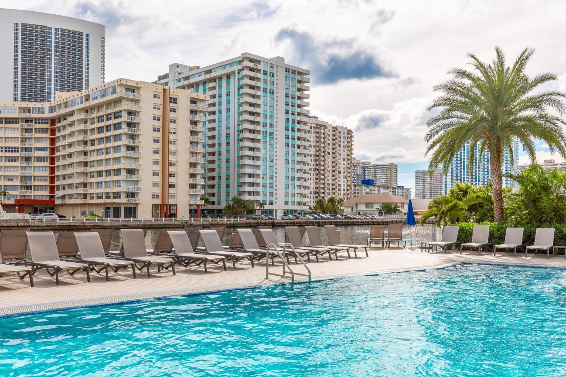 Modern One Bedroom Rental At Beach Walk Resort Miami 18Th Floor Plaja Hallandale Exterior foto